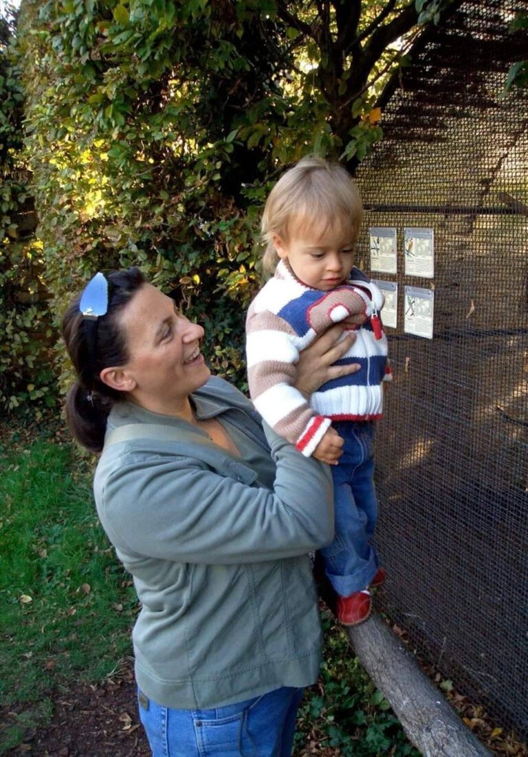 Milena Kostic in Aktion als Begleitung von Hochsensiblen Kindern, mit einem Kind auf dem Arm.