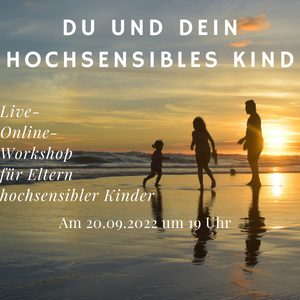 Familie mit Kind spielt am Strand bei Sonnenuntergang. Überschrift: "Du und Dein hochsensibles Kind. Weiterer Text: "Live-Online-Workshop für Eltern von hochsensiblen Kindern. Am 20.09.2022 um 19 Uhr.".