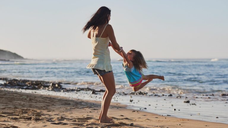 Eine Mutter spielt mit ihrem Kind am Sandstrand. Link zu Seite Begleitung von Eltern mit hochsensiblen Kindern. Link zu Seite Begleitung von Eltern mit hochsensiblen Kindern.