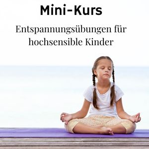 Kind im Schneidersitz am Meditieren. Headline: Mini Kurs. Text: Entpannungsuebungen für hochsensible Kinder.